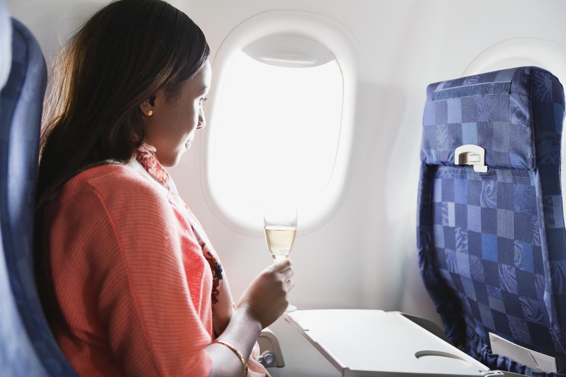 Voyagez en avion avec de l’alcool ou du tabac : comment ça se passe ?